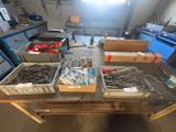 de nombreux outils posés sur une table dans un atelier