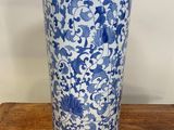 un vase bleu et blanc posé sur une table en bois
