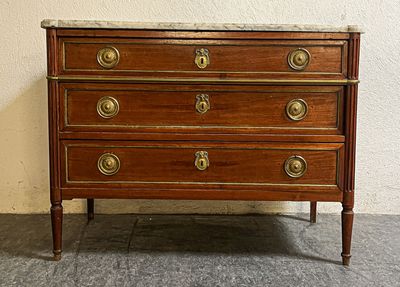 une commode en bois avec un plateau en marbre