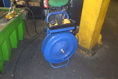 une photo d'une machine bleue équipée d'un godet