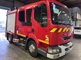 un camion de pompiers rouge garé à l'intérieur d'un bâtiment