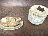 une assiette de biscuits et une tasse de café sur la table