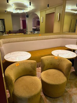 trois chaises et une table dans un coin de la pièce