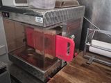 un micro-ondes posé sur un comptoir dans une cuisine