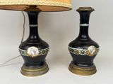 deux lampes posées sur une table sur laquelle se trouve une lampe