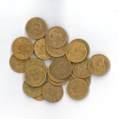 une pile de vieilles pièces de monnaie sur une surface blanche
