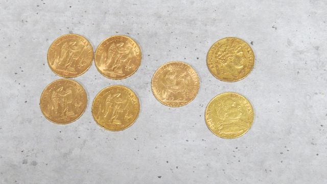 Sept pièces de monnaies en or à valeur faciale de 20 francs. Anné...