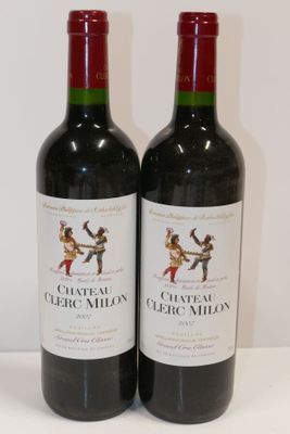 deux bouteilles de vin rouge posées l'une à côté de l'autre sur une table