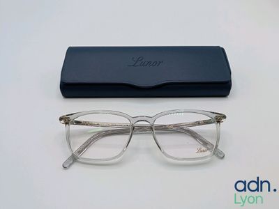 les lunettes sont posées sur la table, à côté de leur étui