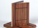 un porte-livre en bois sur lequel est posé un livre, sur fond blanc