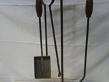 trois outils métalliques posés sur une table