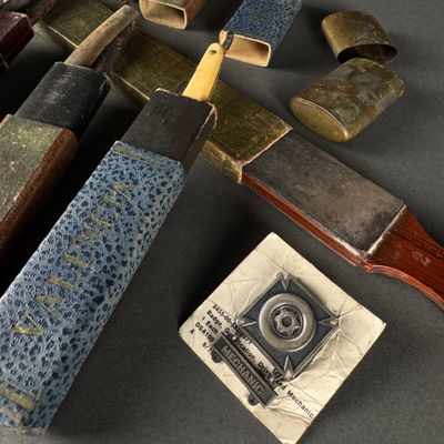 many different types of knives on a table