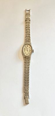 MONTRE DE DAME en argent 800 millièmes, boitier ovale, mouve…