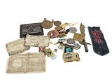 un grand nombre d'objets posés sur une table