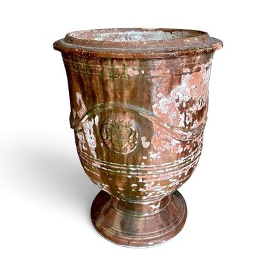 un vieux vase orné d'un motif sur fond blanc