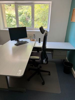 un bureau équipé d'un ordinateur et d'un moniteur