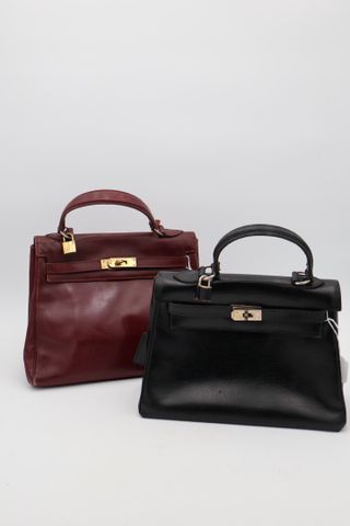 Deux sacs portés mains dans le goût Kelly, un bordeaux et un noir
