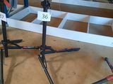 deux skis posés sur une table