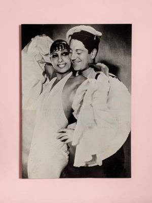photographie en noir et blanc d'un homme et d'une femme qui s'étreignent