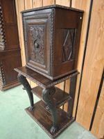 Crédence en bois sculpté, ouvrant par une porte, reposant su… (photo 5)