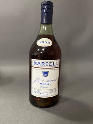une bouteille de vin à côté d'un verre de vin