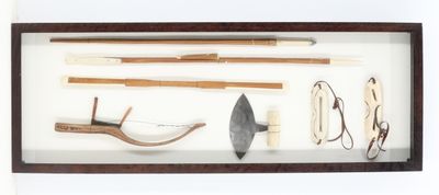 une photo d'une vitrine contenant divers objets