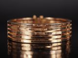 gros plan d'une bague en or sur une surface noire