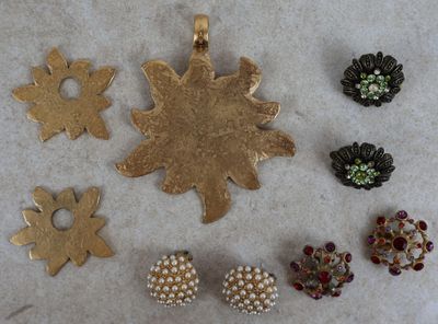 Plusieurs bijoux sont posés sur une table