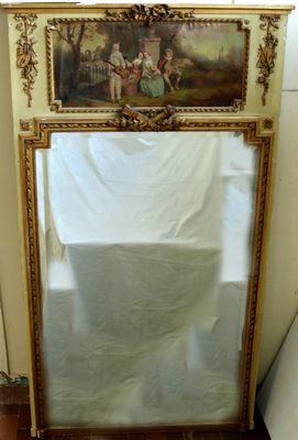 une photo d'un tableau posé sur le dessus d'une armoire