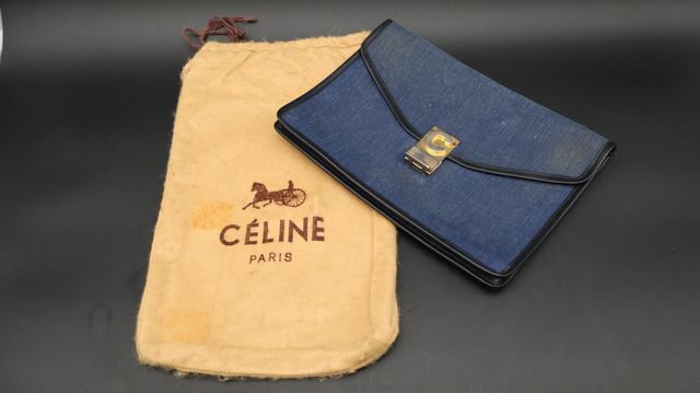 CELINE – Pochette en toile bleu, fermoir en métal doré siglée. Bo...