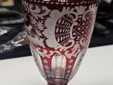 un vase en verre posé sur une table, avec une étiquette de prix dessus