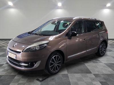 la photo d'une voiture marron garée dans un garage