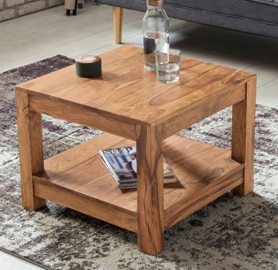 un gros plan d'une table en bois sur laquelle se trouve un magazine