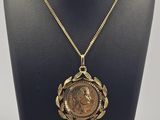 collier avec une pièce de monnaie, présenté sur un mannequin et muni d'une chaîne en or