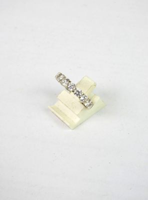 une image d'une bague en diamant sur une surface blanche