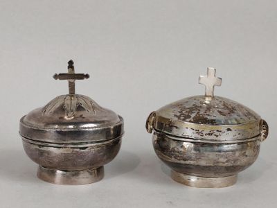 deux sucriers en métal argenté ornés de croix sur le dessus