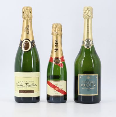 trois bouteilles de champagne posées les unes à côté des autres sur une surface blanche