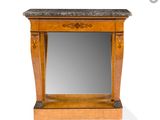 une image représentant un miroir en bois avec un dessus en marbre, posé sur un pied