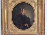 portrait d'une femme en robe noire avec un cadre doré