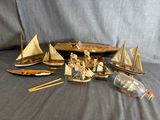 beaucoup de petits bateaux en bois et une bouteille posée sur une table
