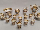 de nombreux objets en or et en argent posés sur la table