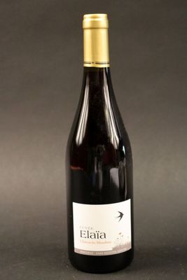 une bouteille de vin posée sur une table