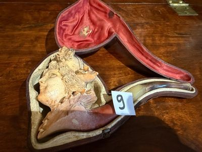 deux chaussures posées dans un étui sur une table