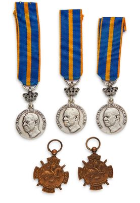 un ensemble composé de trois médailles et d'une médaille sur fond blanc
