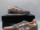 une paire de baskets grises et roses posées sur une boîte