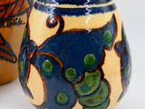 deux vases posés côte à côte sur une surface blanche
