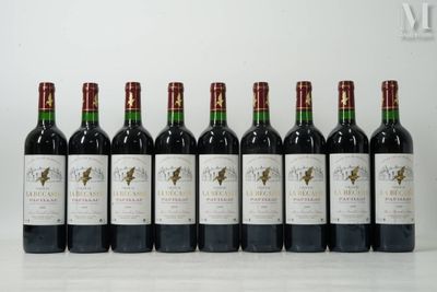 six bouteilles de vin sont alignées sur une table