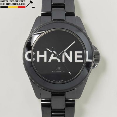 une montre noire sur laquelle est inscrit le mot « Chanel »