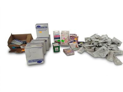 une pile de mouchoirs et une boîte de mouchoirs