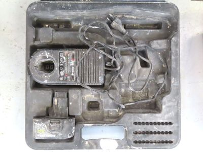 une boîte contenant des outils posée sur une table